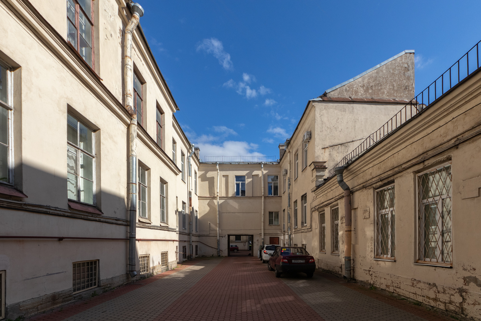 IMG_3736 архитектура россия питер петербург санкт-петербург санктпетебург двор дворы спб старыйфонд старый фонд колодец колодцы дворколодец дворыколодцы двор-колодец дворы-колодцы здание окно окна дом васильевский остров