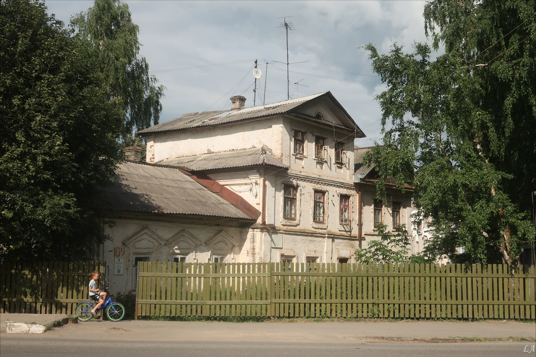Беззаботное лето ТворческийСоюз Снежный Лев Фототренер Александр Мамакин Фотография Путешествие Lihgra Advenyture фото Светланы Мамакиной Фотосайт Россия Великий Устюг провинция жанр улица дом мальчик велосипедист лето июль