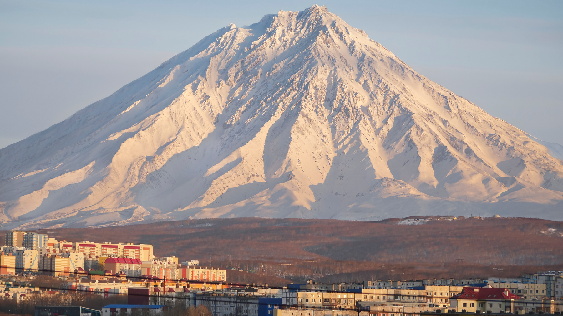 Утренний Петропавловск-Камчатский город Корякский вулкан восход