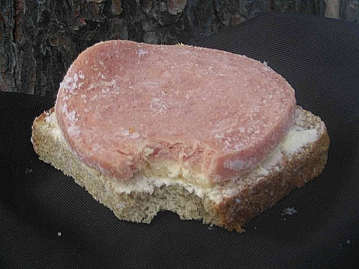 Съешь меня - я замёрз сыр, масло, колбаса,хлеб