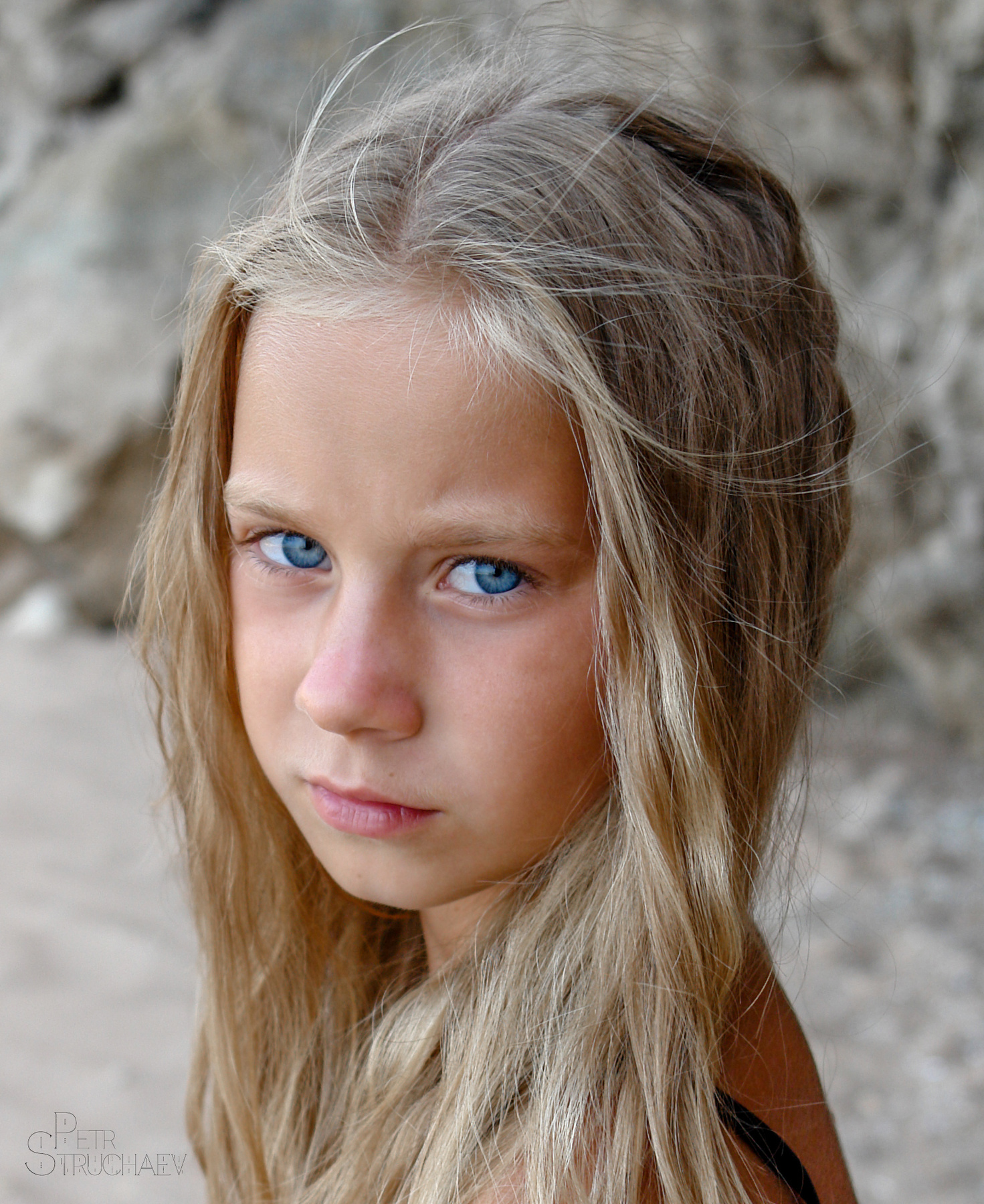 Qu'y a-t-il dans tes yeux? Soleil et mer? Qu'y a-t-il dans tes yeux? Ciel, lune? 