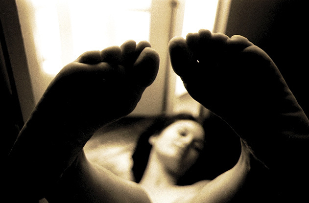  	queens have feet 
