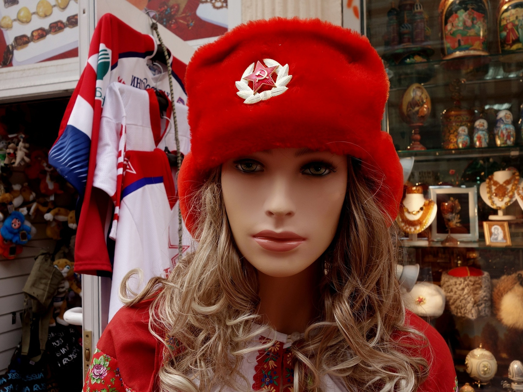 это было недавно, это было давно (23) Москва 2012 г ул Арбат сувенирная лавка манекен