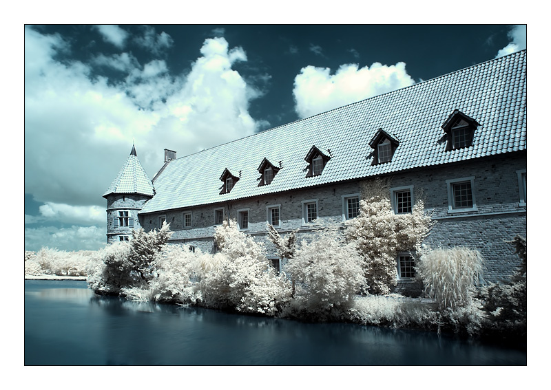 Замок на воде / Infrared озеро река девушка горы infrared Hoya IR