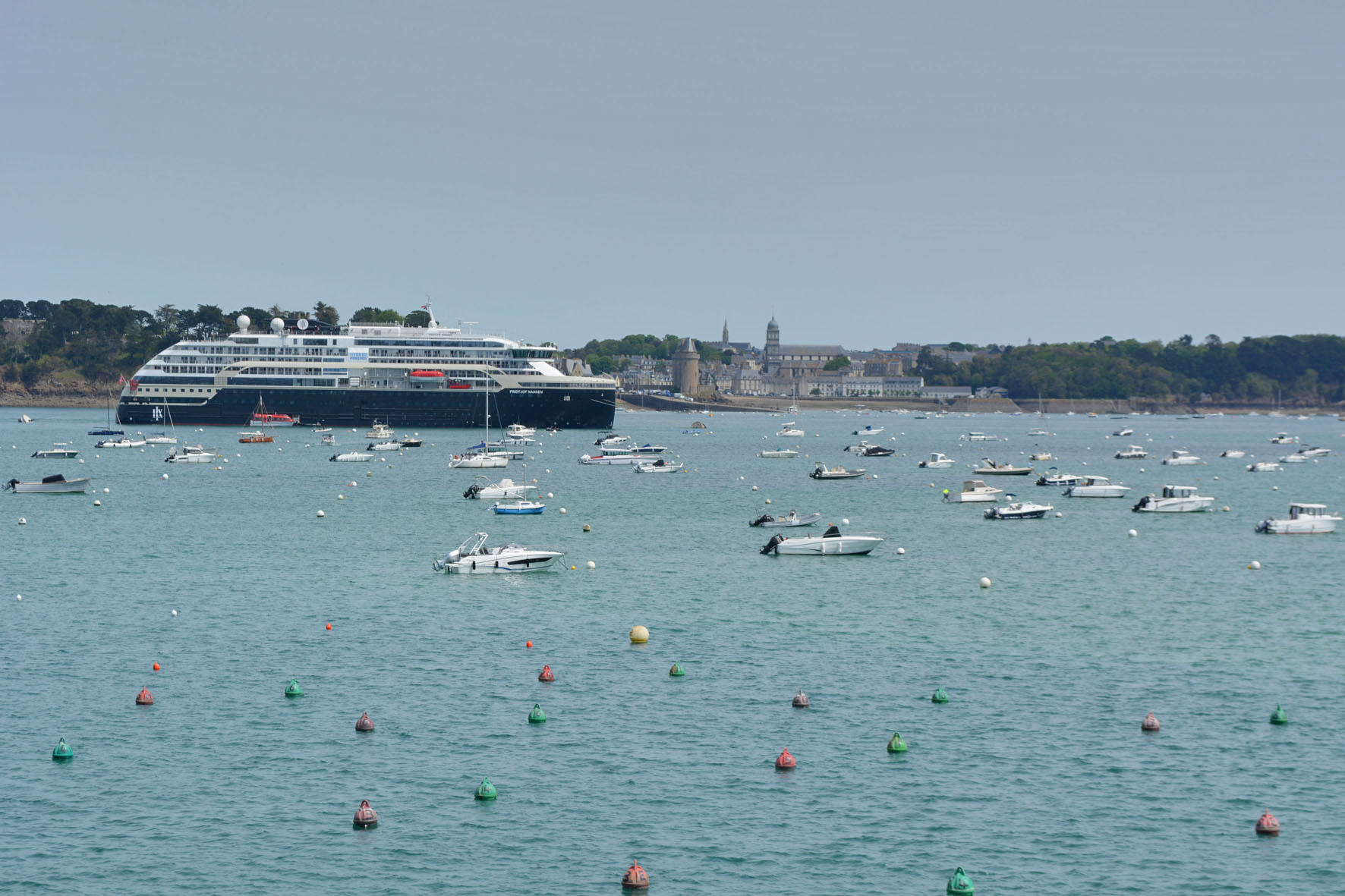 Выводок Динар Dinard Бретань набережная лайнер лодка катер Сан-Мало