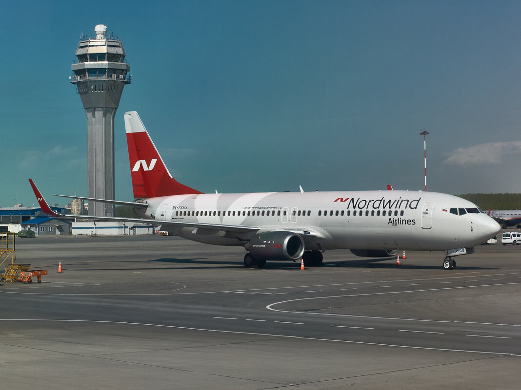 Аэропортовые пейзажи Пулково Самолет аэропорт Пите башня NordWind Boeing 737-800 RA-73313
