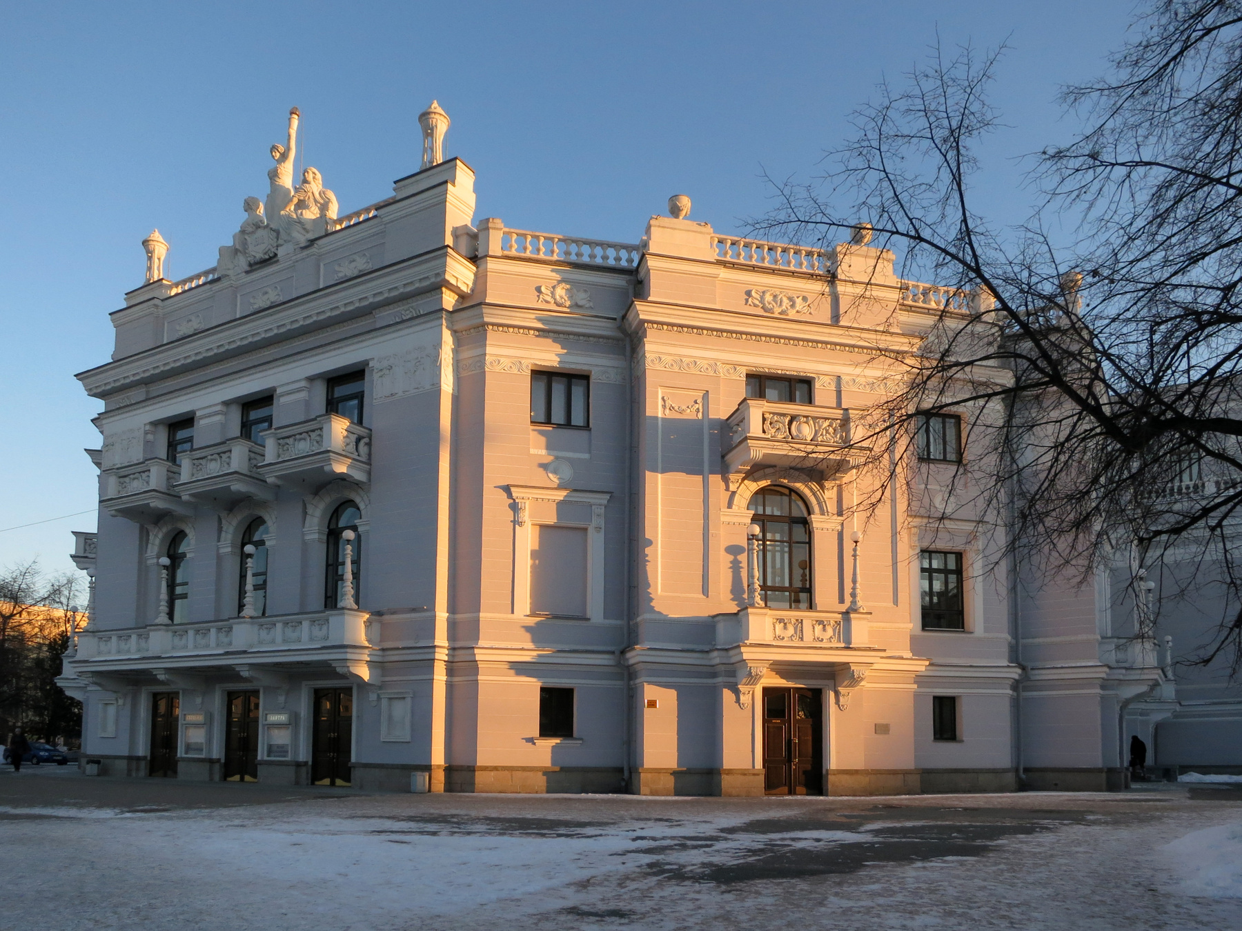 На февральском солнышке Екатеринбург оперный театр