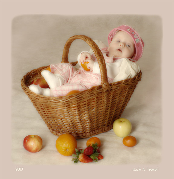 Натюрморт или fruit-baby ребенок фрукты