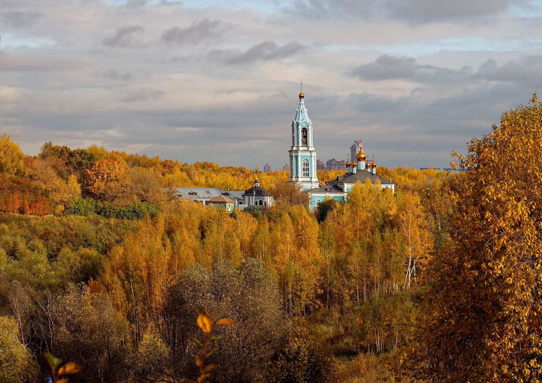 Осень московской окраины Крылатские холмы золотая осень церковь