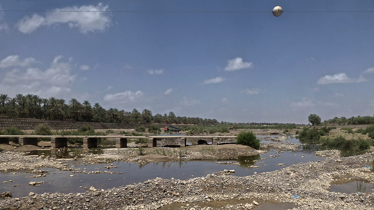река Драа и высоковольтный шар Марокко Morocco Загора Zagora река Драа Draa river высоковольтный шар