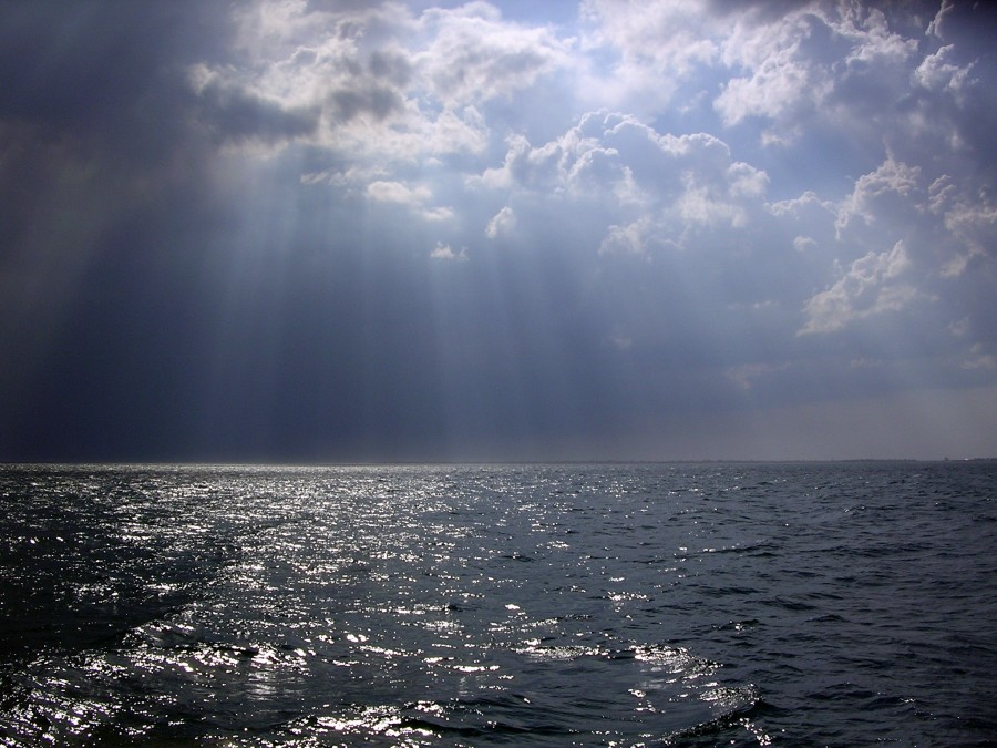 Перед дождем море лучи