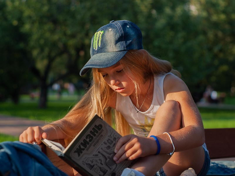 Книга о жизни девочка ребенок книга скамейка читает жизнь