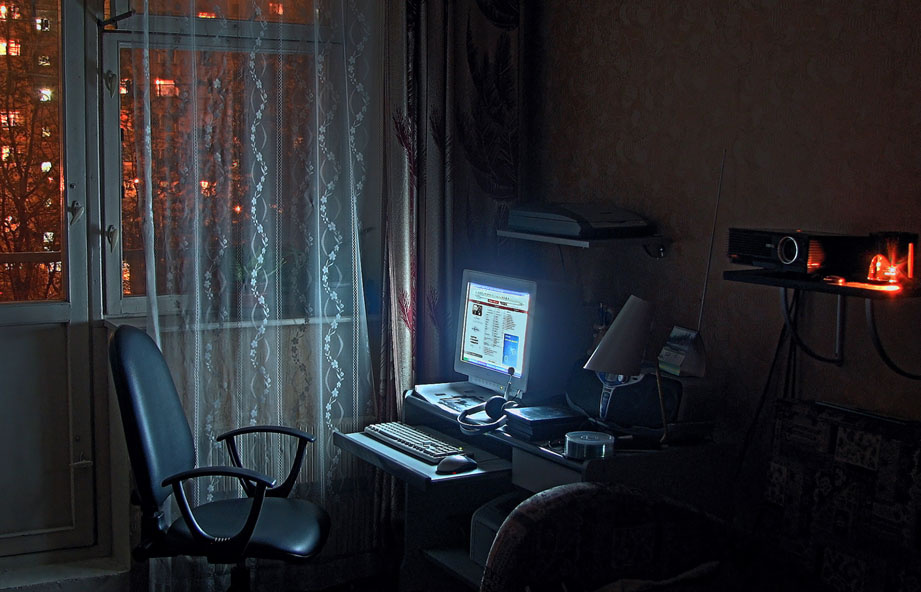 Фотосайт меня ждёт Фотосайт, ждёт, зовёт, влечёт, манит, притягивает, Интернет, веб, сеть, компьютер, монитор, комната, квартира, ночь, вечер, предвкушение, удовольствие, творчество, Москва, Братеево, ноябрь, осень, 2006
