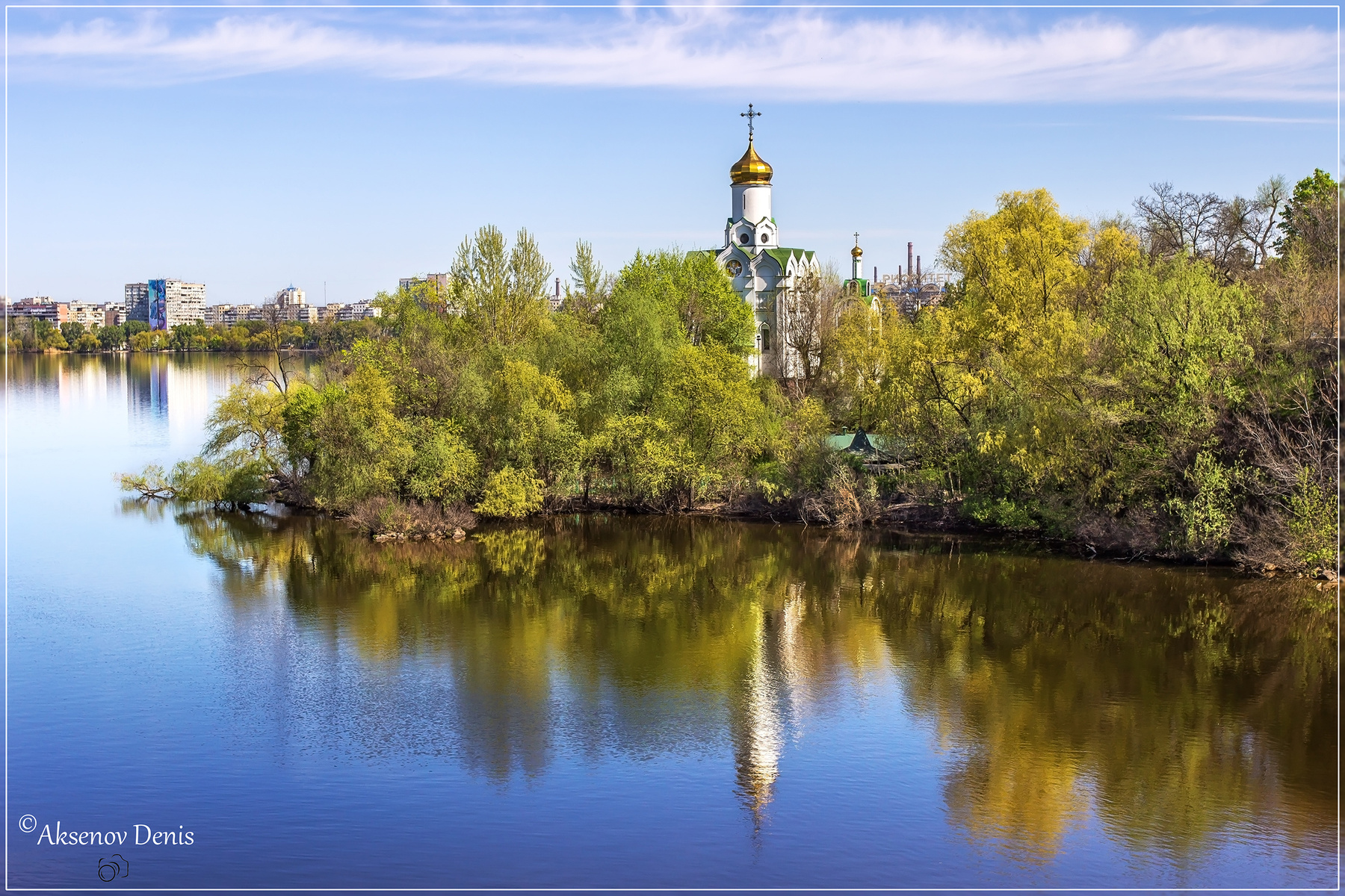 Монастырский остров Украина город Днепр архитектура дома храм купола природа остров берег деревья кусты камни река весна пейзаж