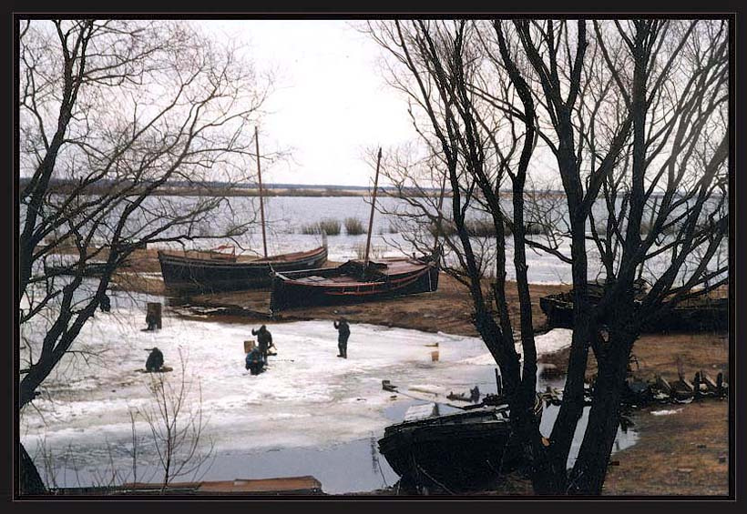 ...  озеро река рыбаки