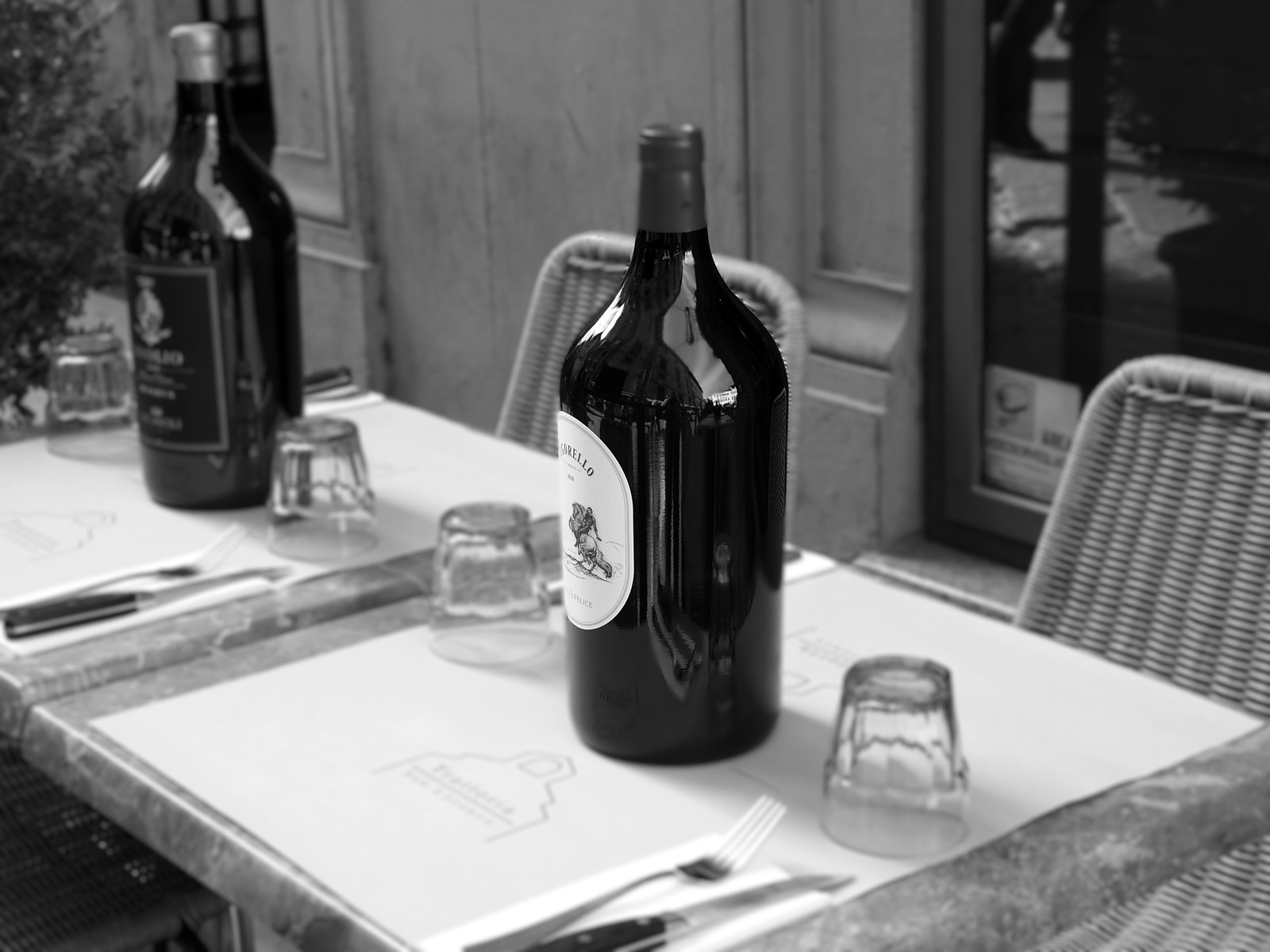 In vino veritas, in aqua sanitas! Firenze Italia Toscana Флоренция Италия2025 ресторан столы бутылки вино город улица