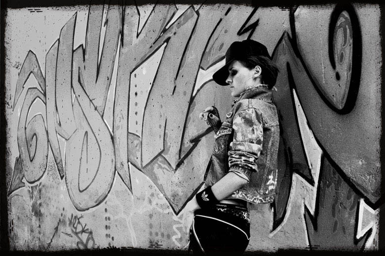 gal & wall 