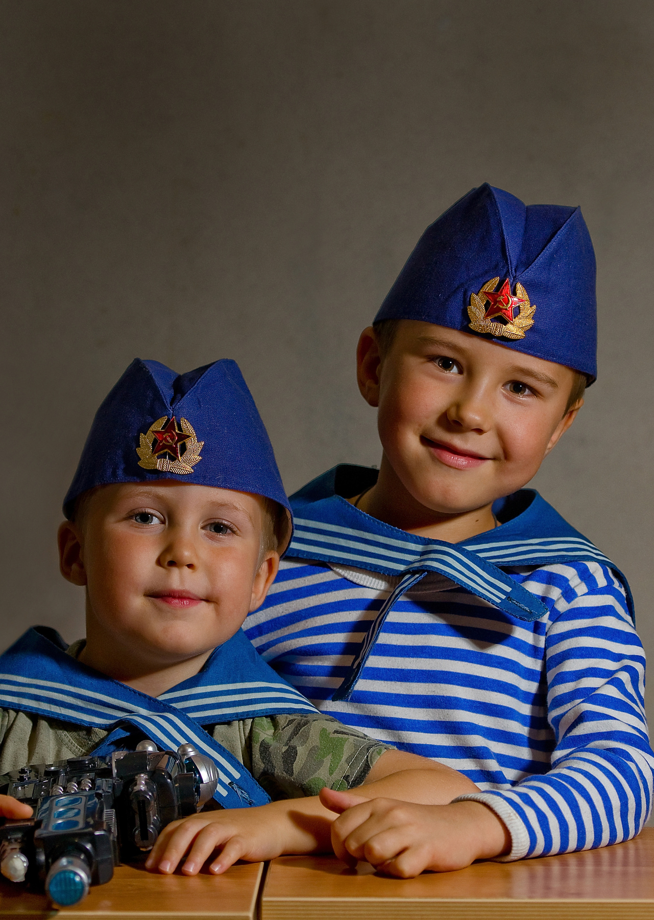 Я моряк, моряк бывалый,   Знают все я добрый малый, 