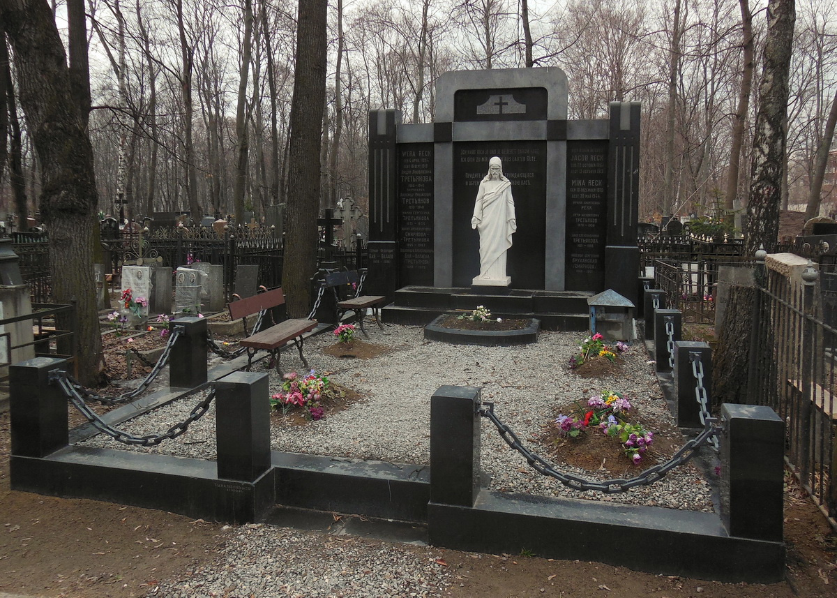Белый Спаситель (установлен в 1946 году, один из объектов послевоенного поклонения) христос статуя спаситель скульптура Россия памятник Немецкое надгробие Москва могила Лефортово кладбище ВАО белый