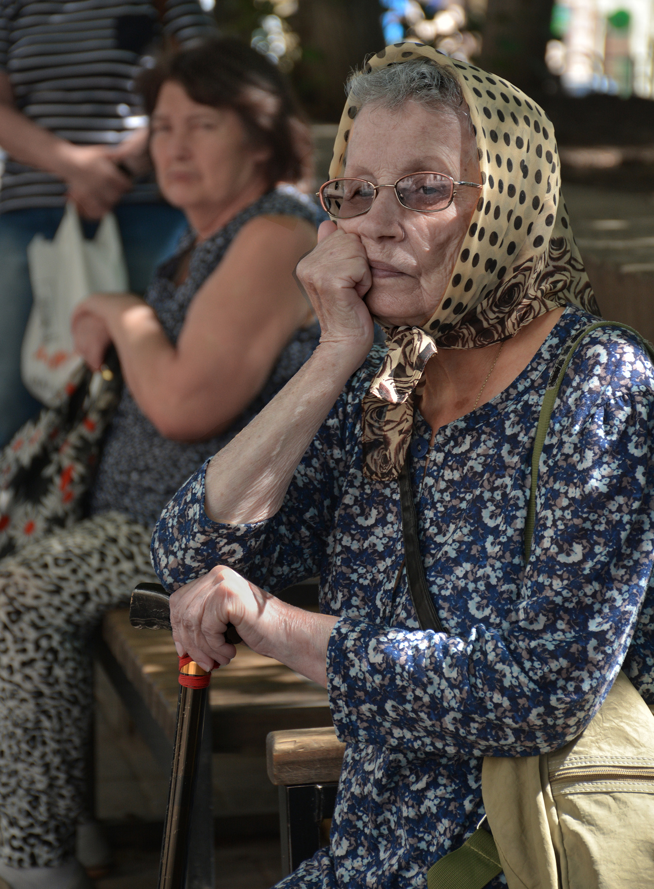 На остановке. 