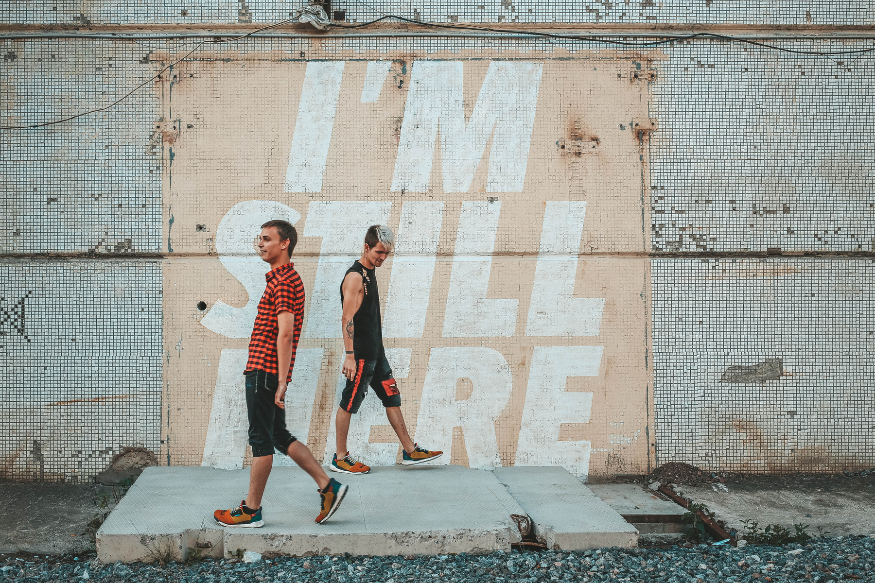 I'm still here walk фотопрогулка надписи на стене подтекст посыл