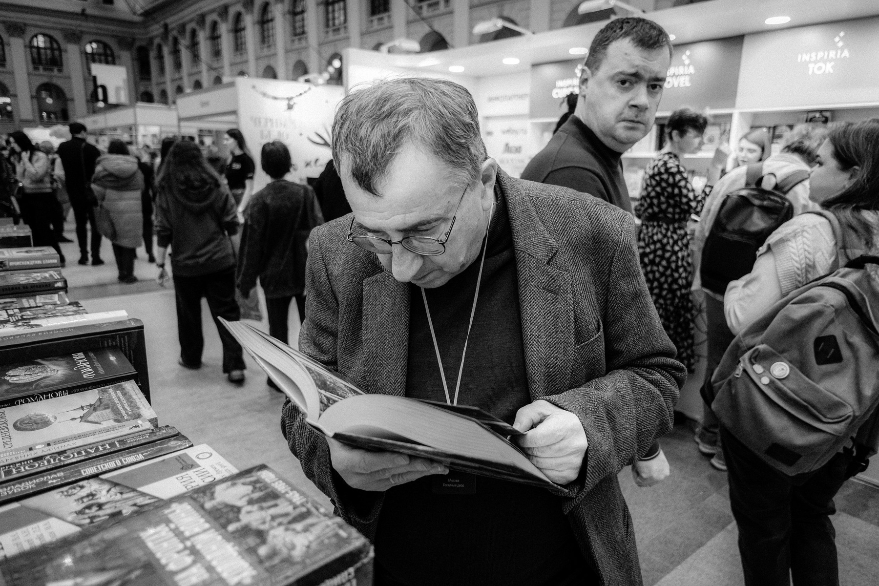 Люди на книжной выставке книжная выставка