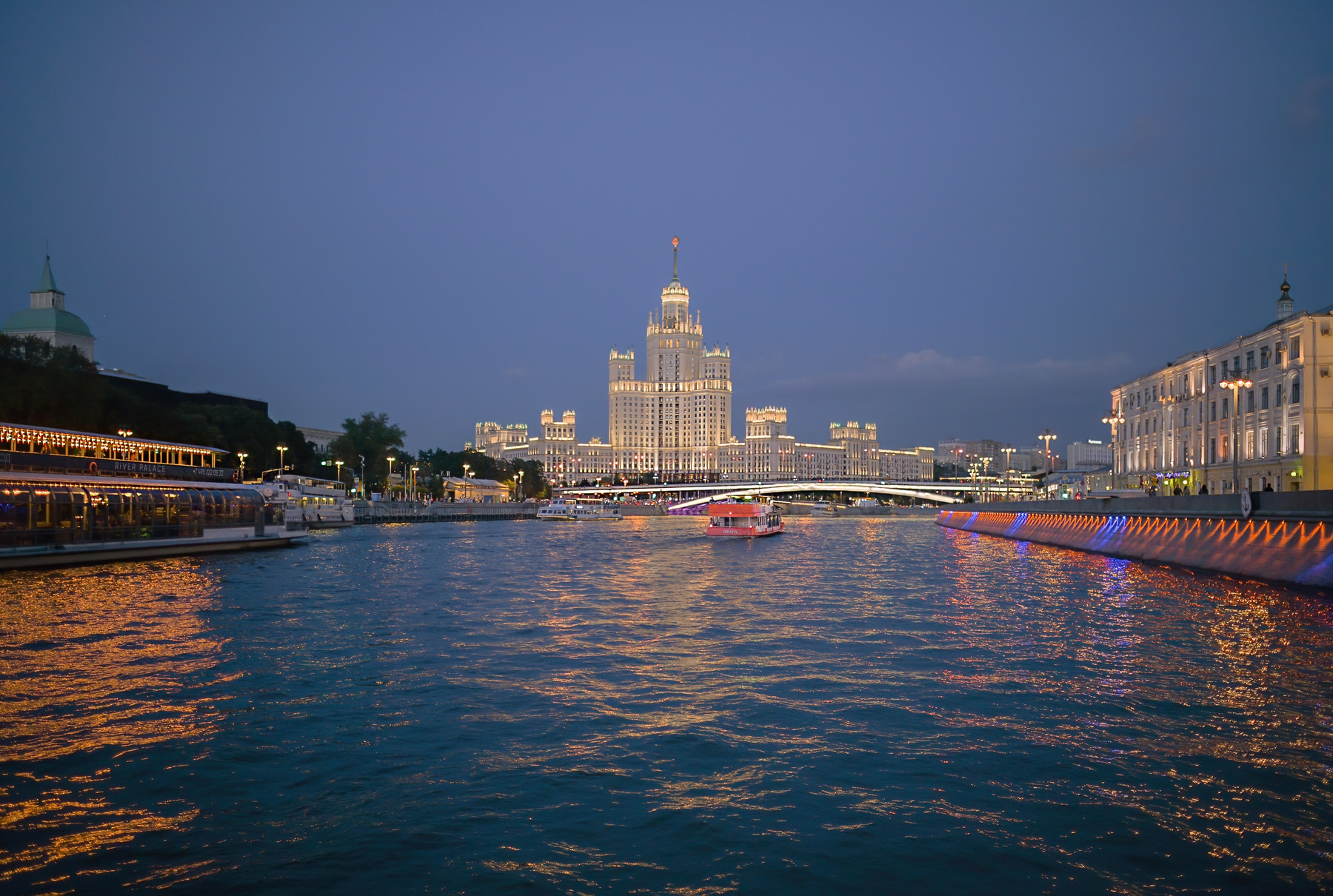 По реке Москва россия