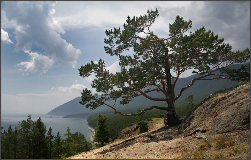 Вид на Бакланий камень (о.Байкал) 