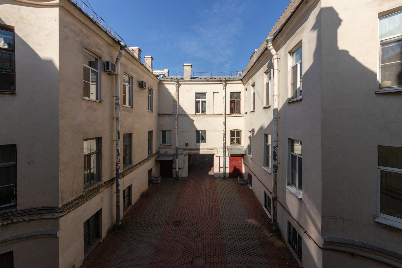 IMG_2913 архитектура россия питер петербург санкт-петербург санктпетебург двор дворы спб старыйфонд старый фонд колодец колодцы дворколодец дворыколодцы двор-колодец дворы-колодцы здание окно окна дом васильевский остров