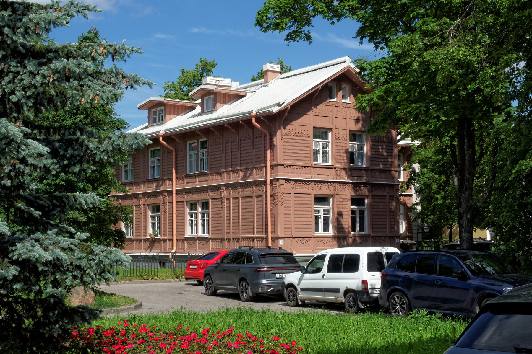 Дом близ Красного пруда СПБ Новый_Петергоф здание