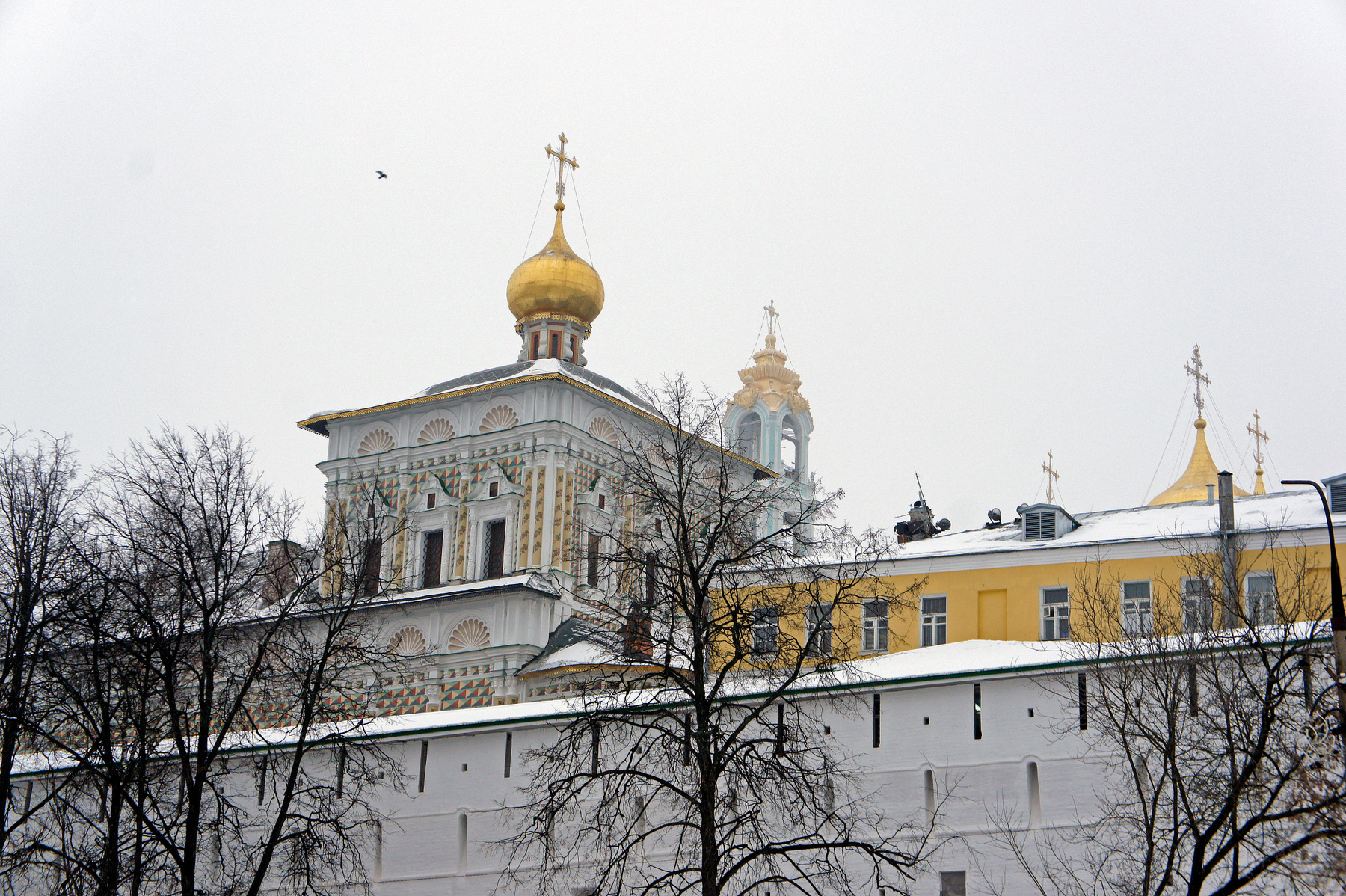Сергиев Посад накануне 700-летия основателя. Вид на храм преподобного Сергия с трапезной, колокольню и купола Успенского собора Лавры.  08.02.2014 Сергиев Посад Монастырь Храм Соборы Панорама