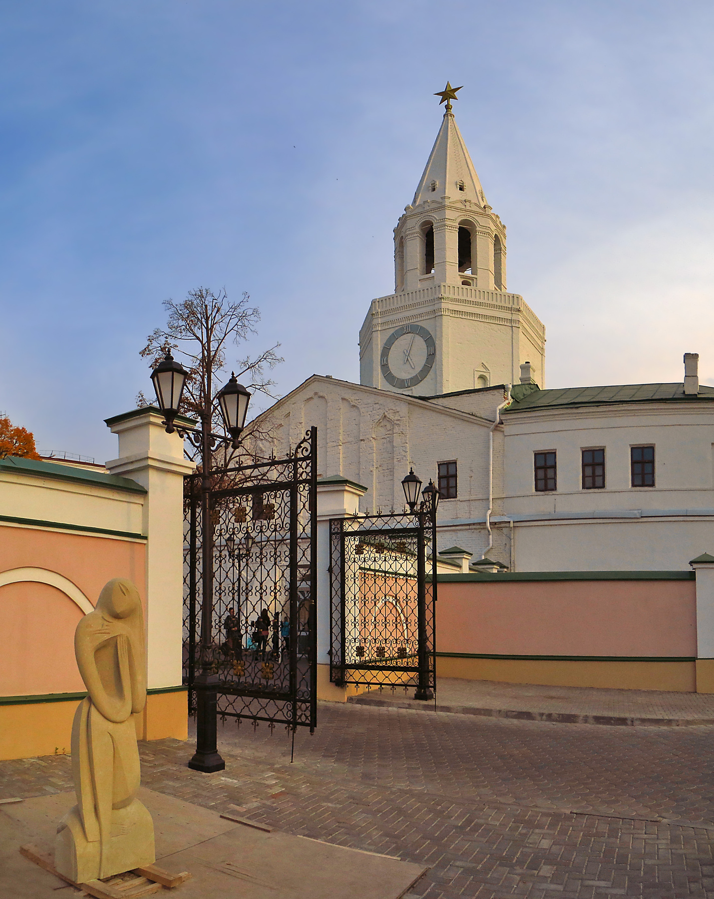 Казань. У Спасской башни кремля Казань кремль Спасская башня