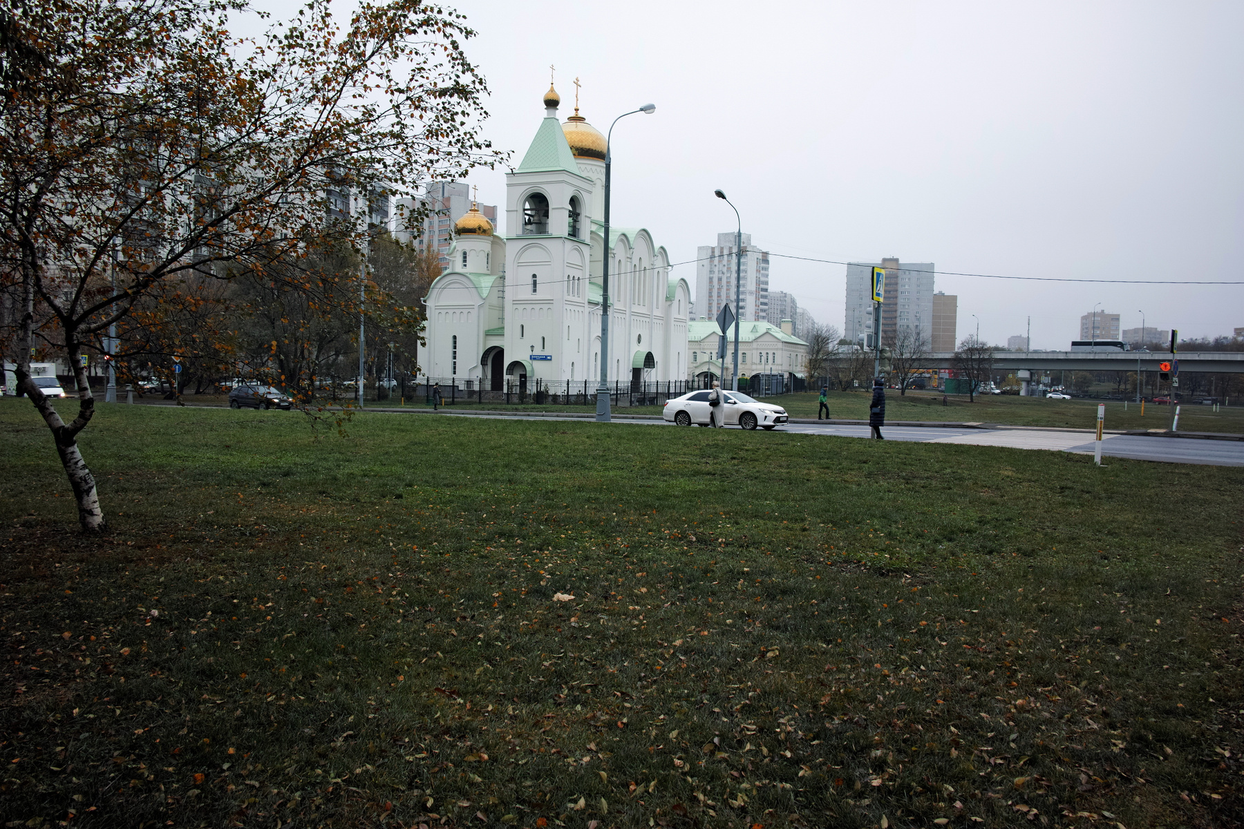Спальный район город Босква бульвар Волжский храм Андрей Боголюбский