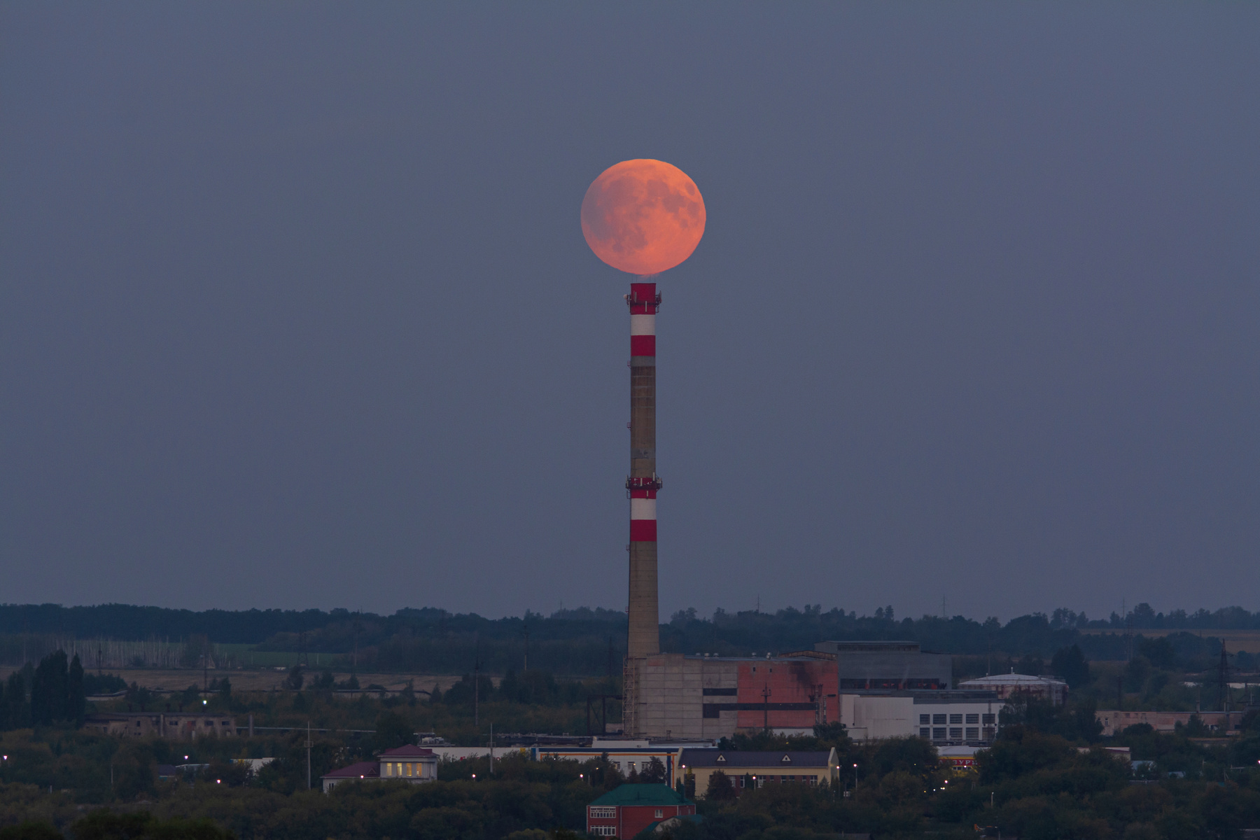начало затмения пейзаж Луна затмение