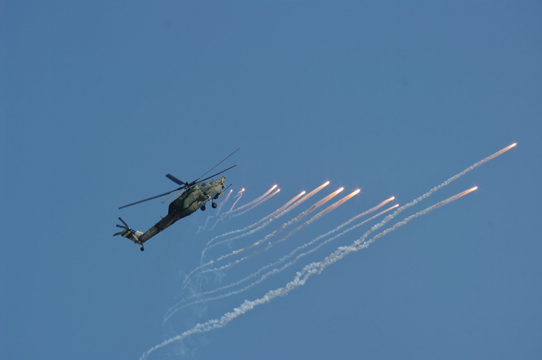 Вертолёт Ми-28Н отстреливает тепловые ловушки вертолёт Ми-28Н отстрел тепловые ловушки авиашоу Ростов-на-Дону 2017