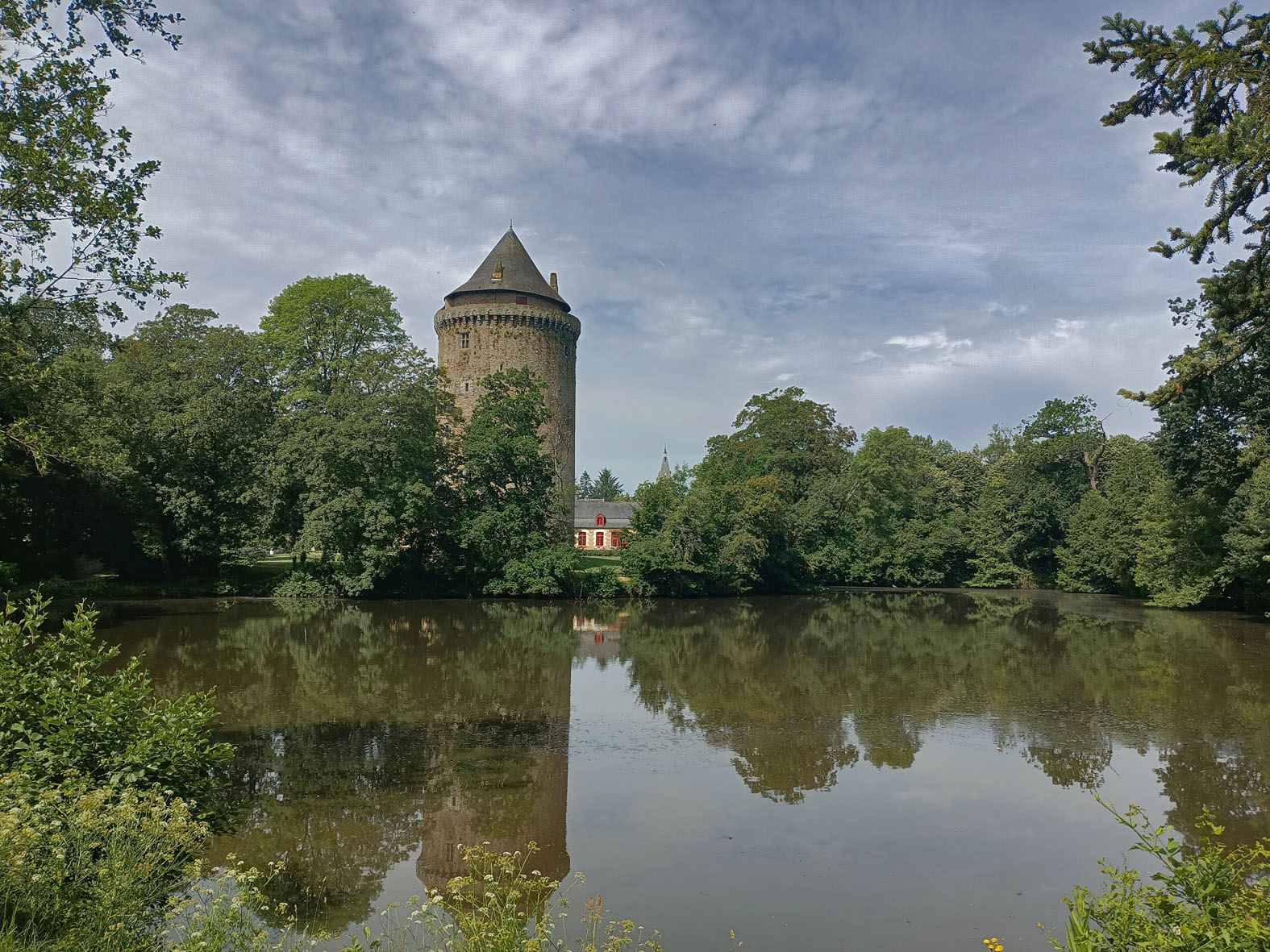 Башня Дюгеклена Бретань Bretagne Фужре Fougeray башня озеро Дюгеклен Duguesclin