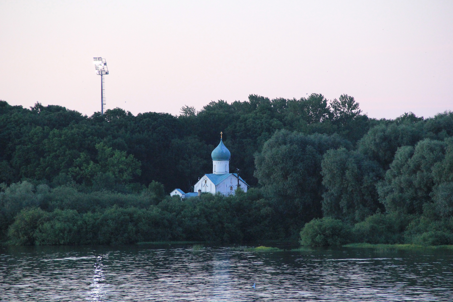 Великий Новгород. Старообрядческая церковь Иоанна Богослова на Витке. Розоватое небо белых ночей. 01.07.2022 Великий Новгород Архитектура