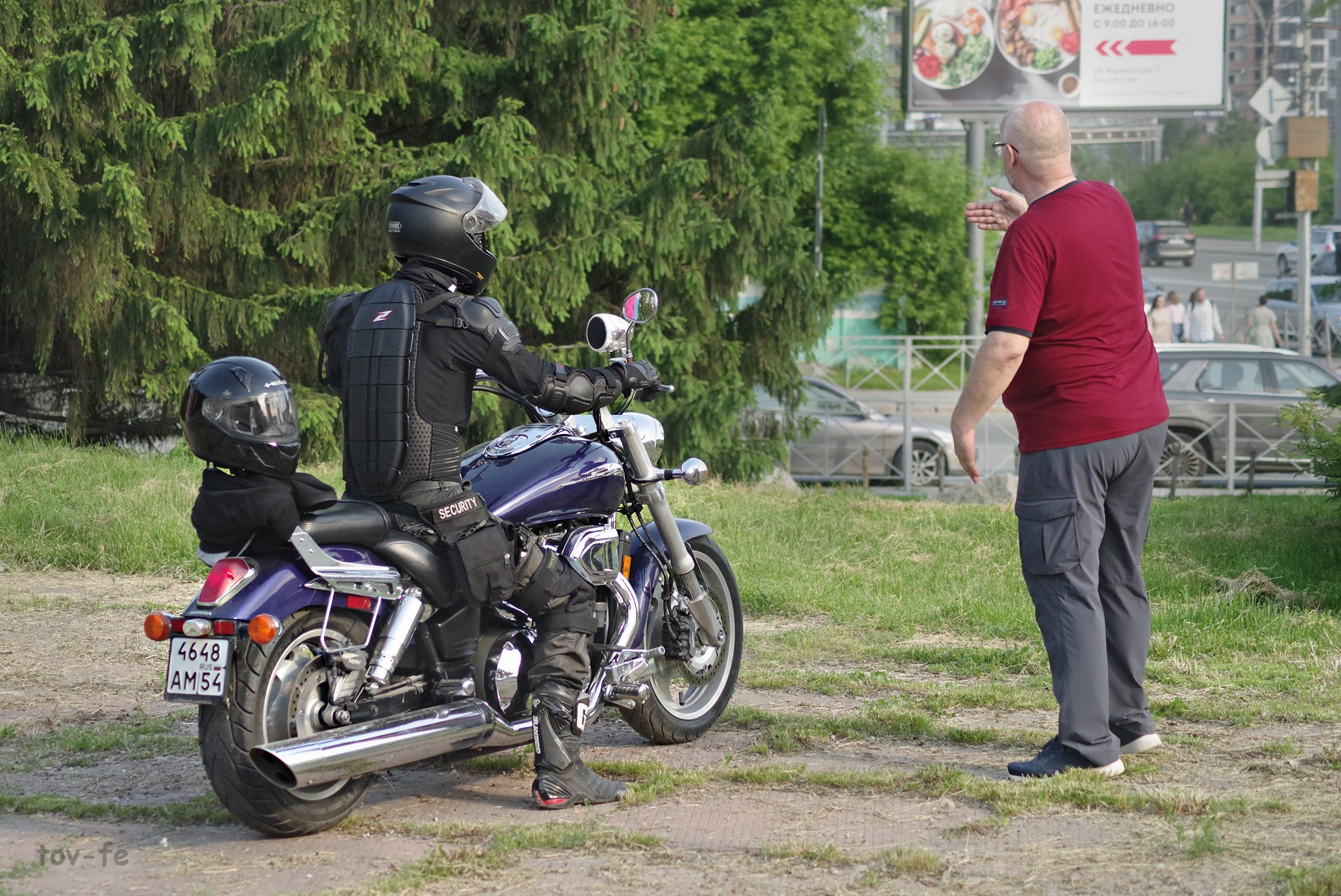 Подъехал последний участник лето город фотосессия мотоцикл