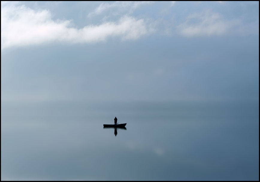 Fishing in the fog. лодка рыбак озеро