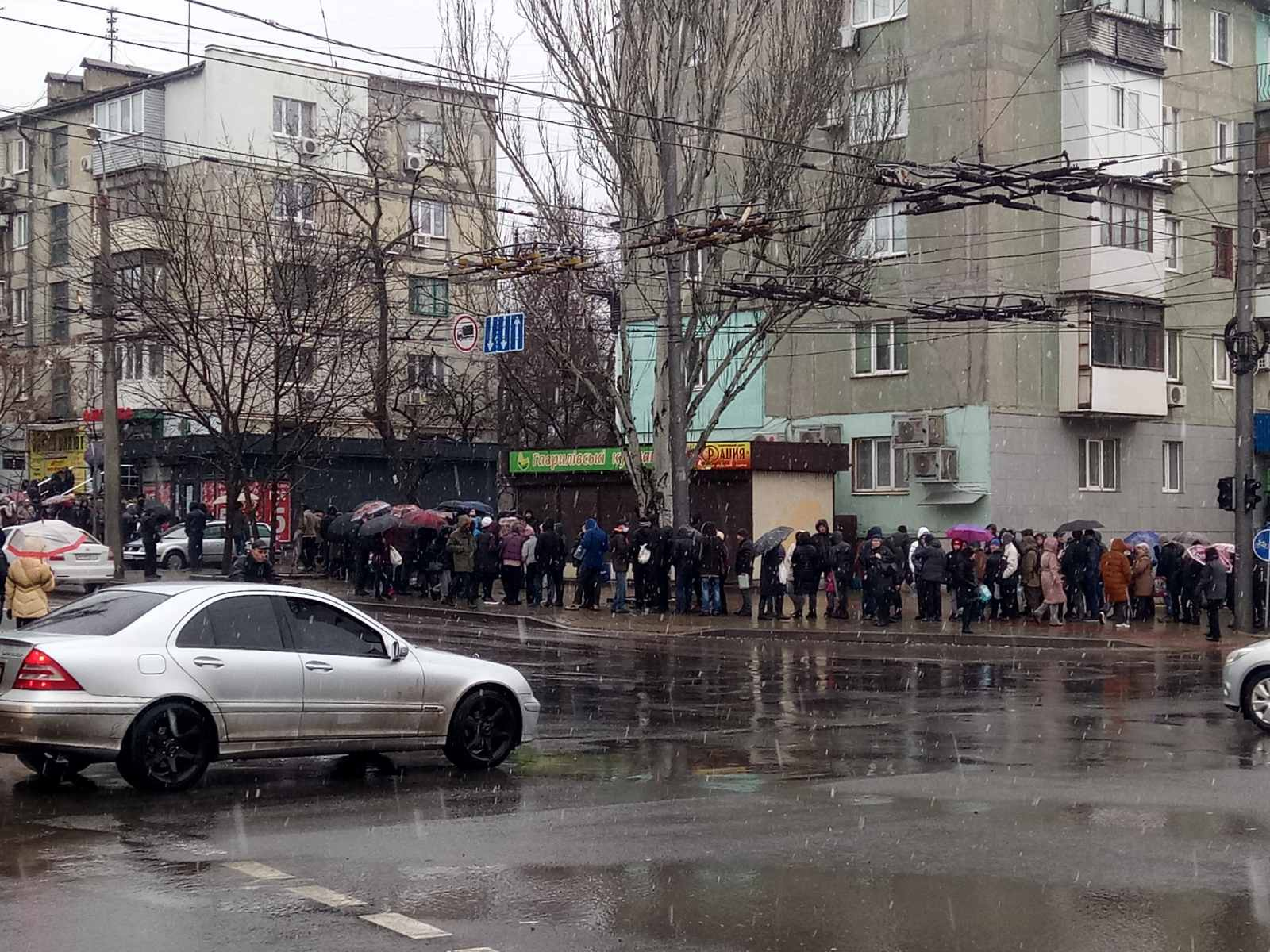 Мариупольцы в очереди за хлебом во время  обстрела города. март 2022 