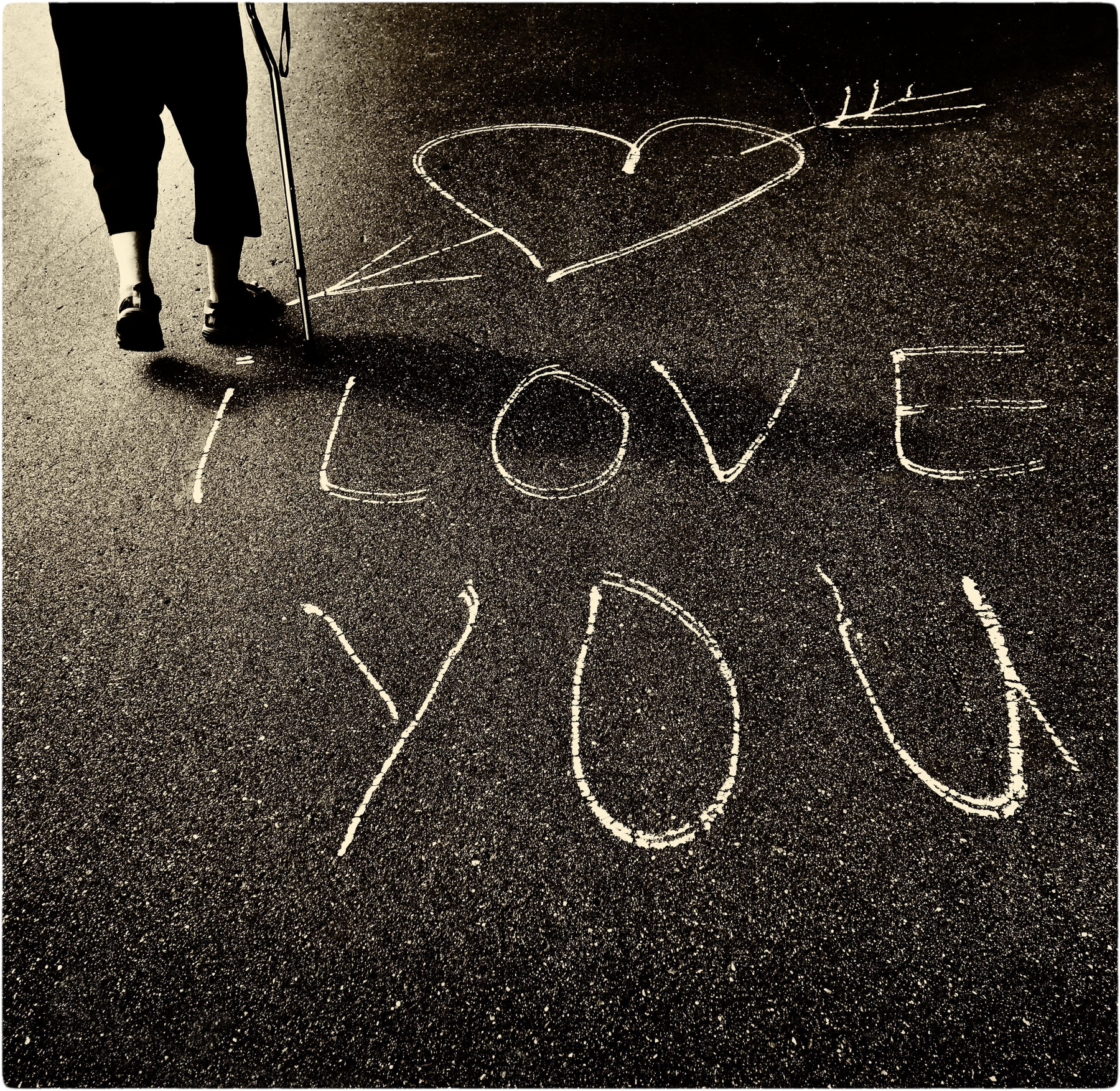 i love you Москва тротуар пожилая женщина с тростью надпись на асфальте