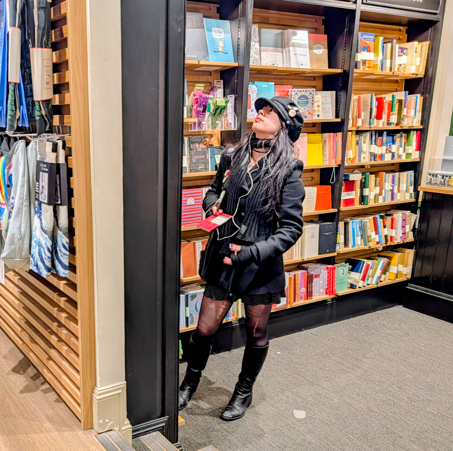 Waterstones bookshop девушка книги магазин