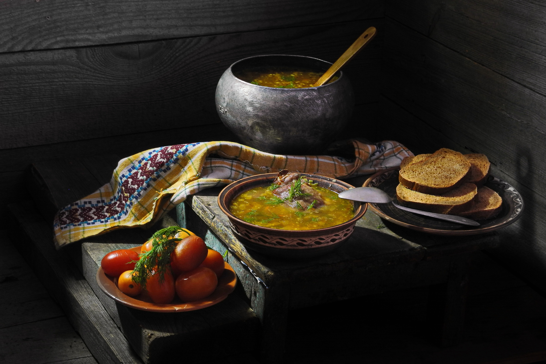 Суп гороховый с копчёной курицей. Из серии - "Натюрморт с привкусом истории". еда суп борщ щи помидоры хлеб казан укроп полотенце