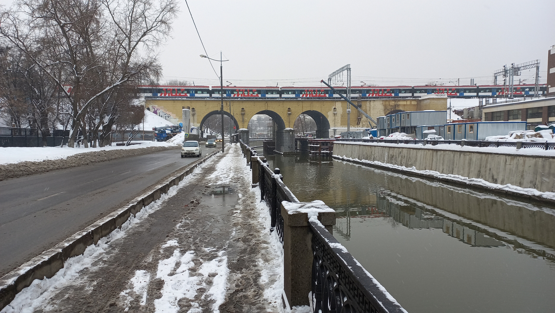 Золоторожская набережная/Вид на Андроников виадук Москва Яуза