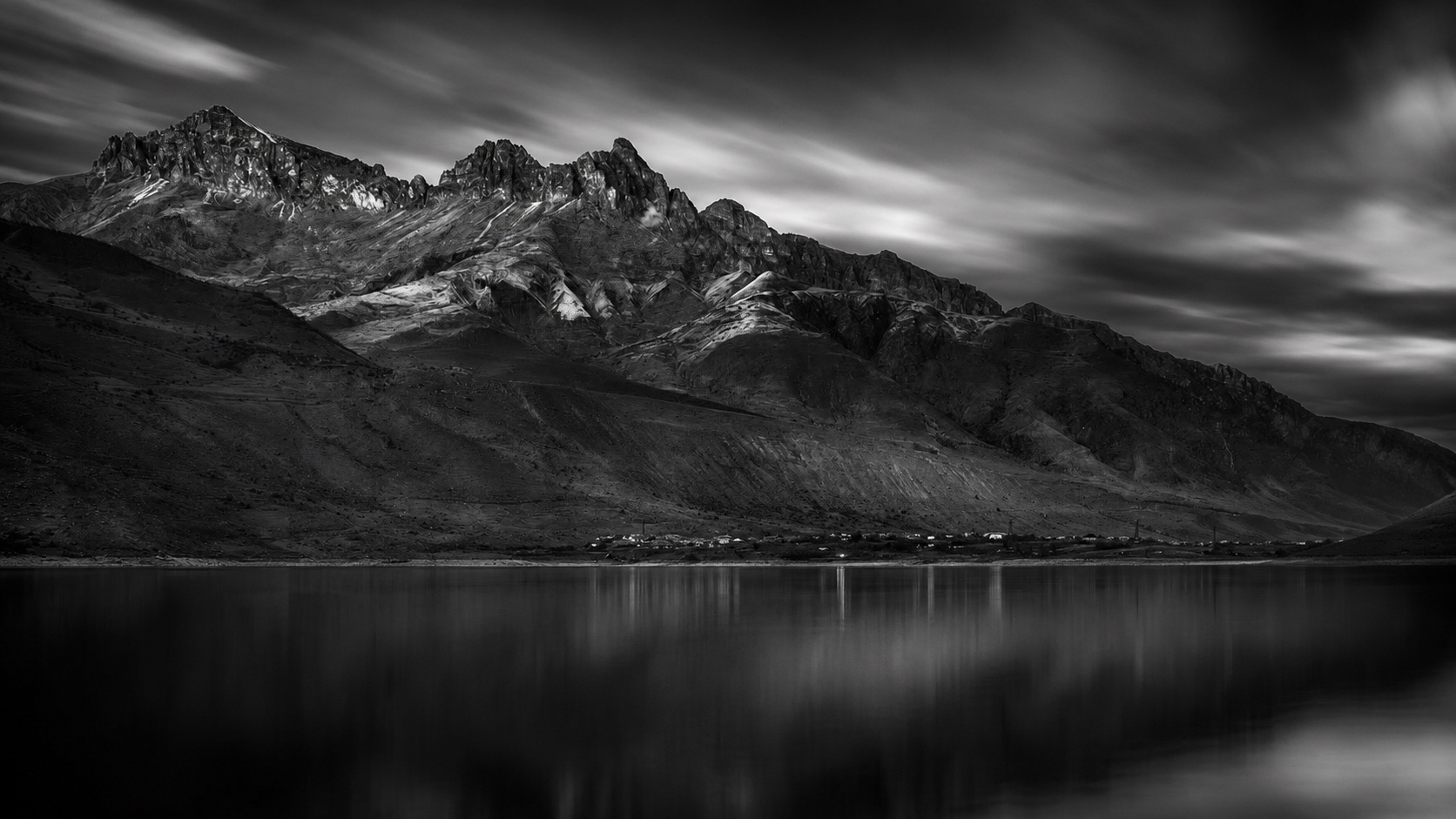 "Берег молчания" чёрно-белая фотография горный пейзаж fine art photography long exposure имитация ND-фильтра ND filter imitation монохром горы вода отражение драматичное небо минимализм пейзажная художественная