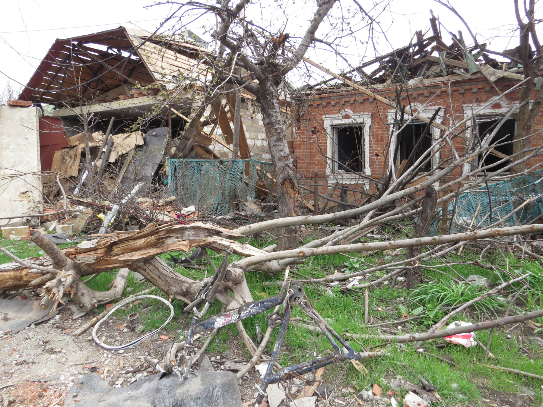 Репортаж из Ада.  велосипедист в переулке "Солнечный".  Проект "Весна. Мариуполь 22" 