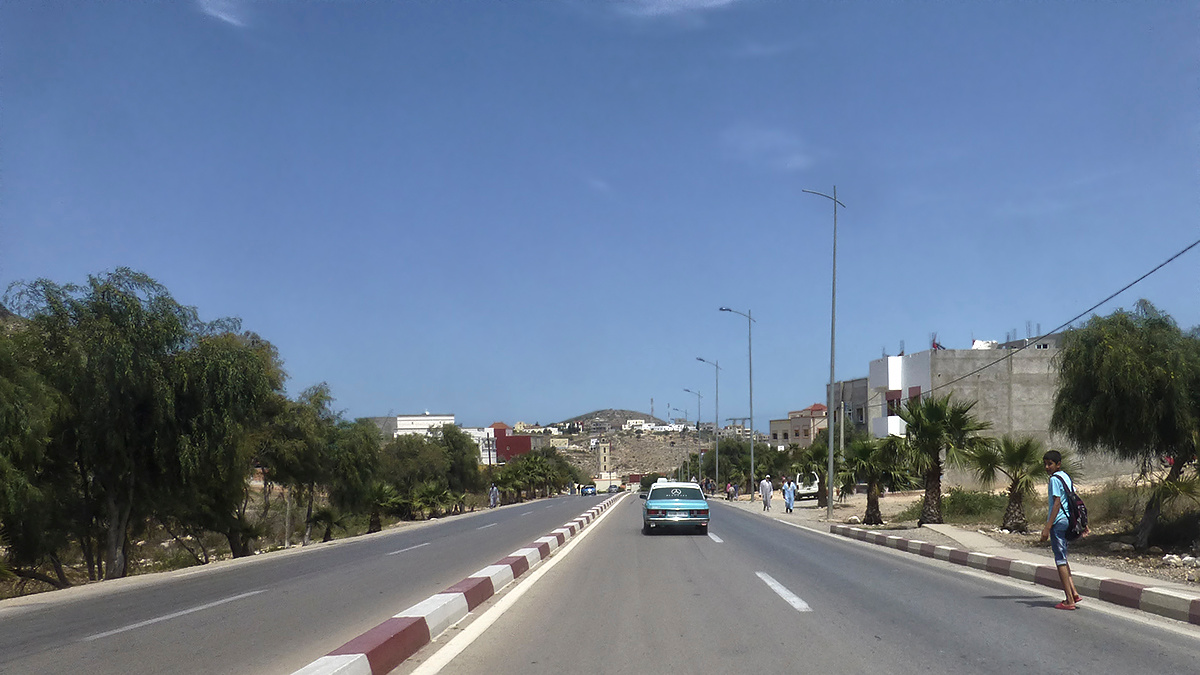 попутный мальчик в Хосейме Марокко Morocco Эль Хосейма Al hoceima окраины мальчик попутный