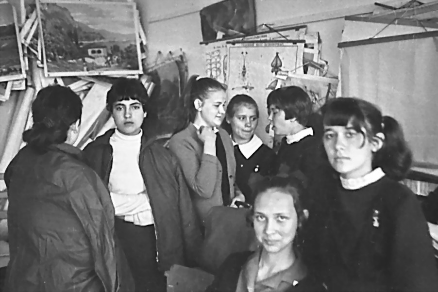 Перемена в кабинете биологии.1971 школа, перемена, школьницы