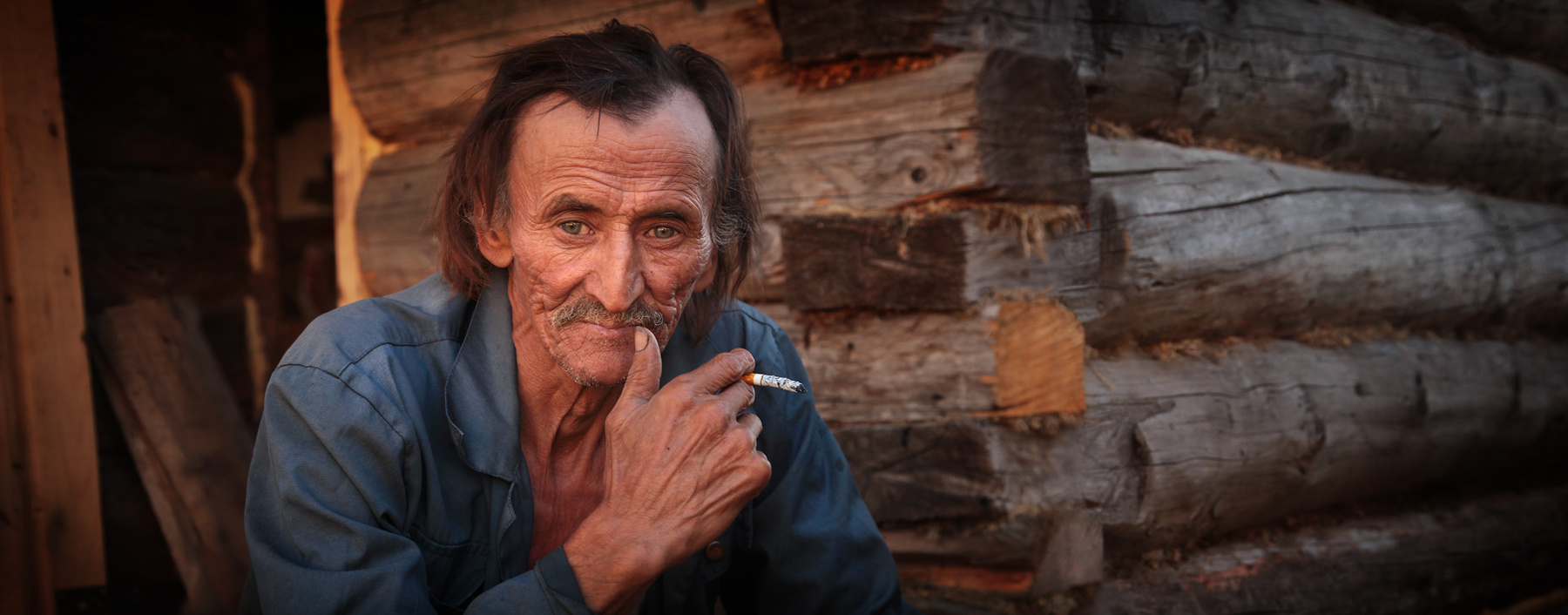 Тлеет тихо сигарета, нервы успокаивая мне. 