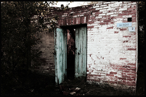 Life is not here дверь  дом